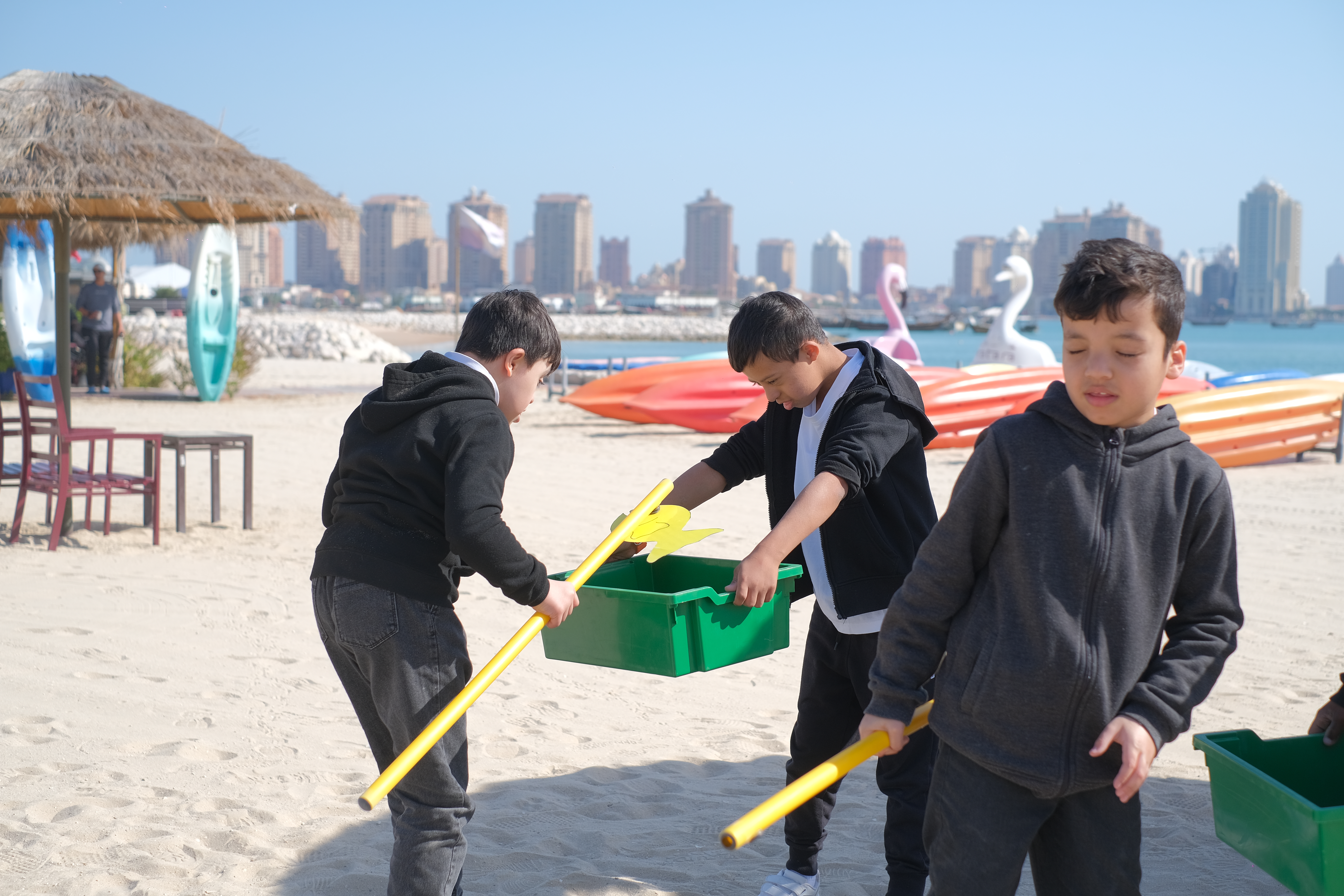 مشاركة منتسبي الشفلح بفعالية مهرجان الشاطئ في كتار.