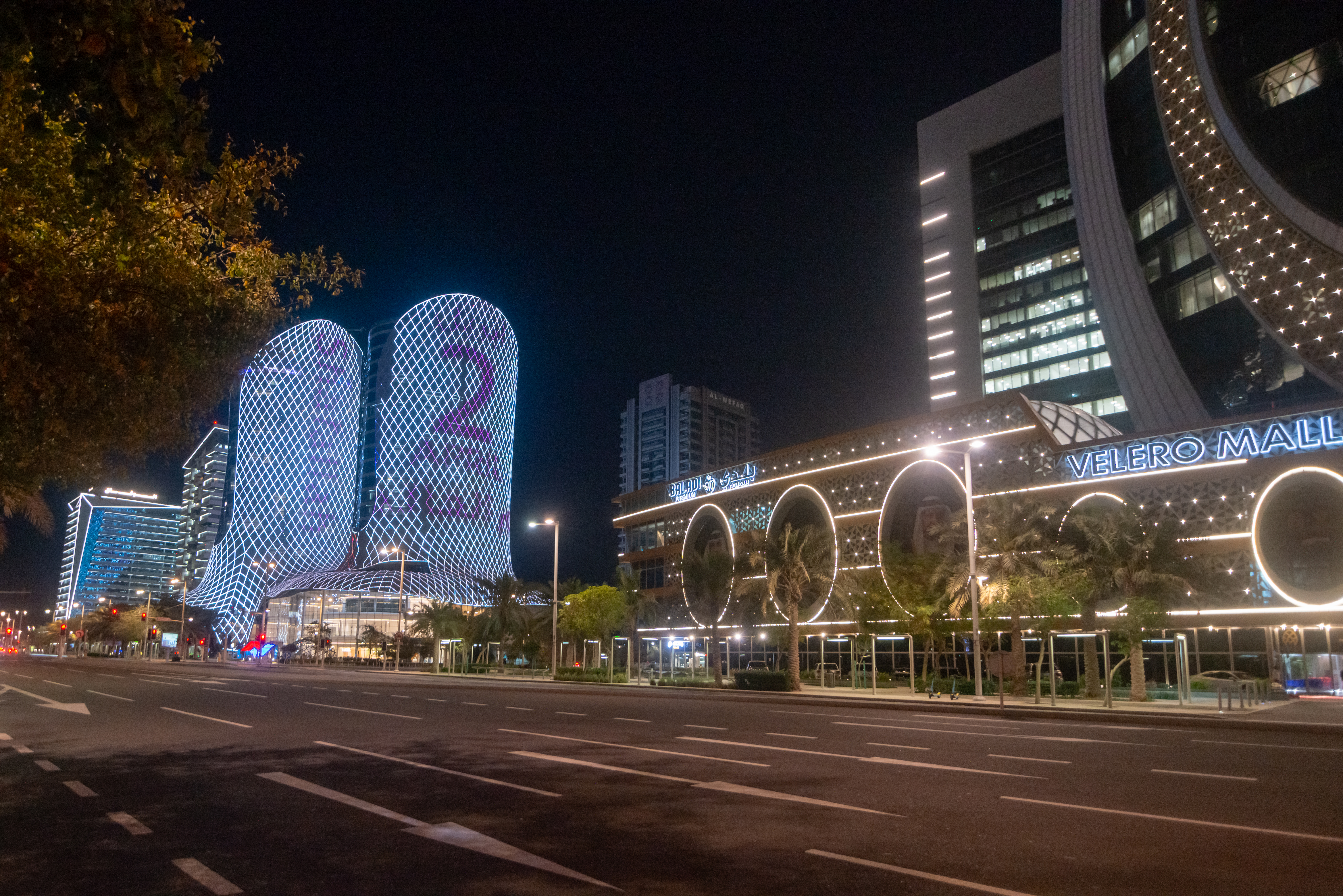 في اليوم العالمي للتوعية بالتوحد، أضاءت قطر مبانيها باللون اللأزرق