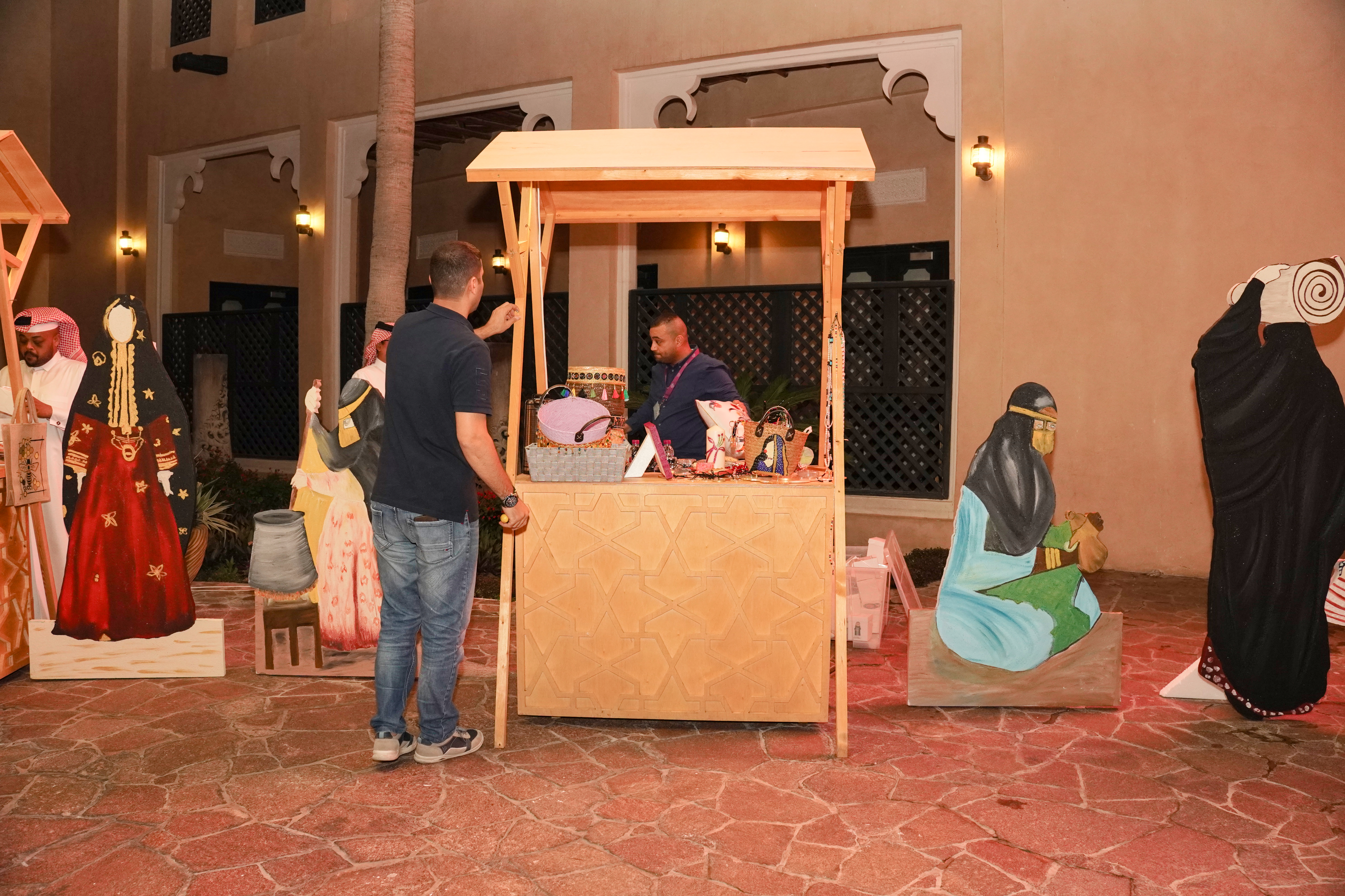 منتجات صنعت بأيدي