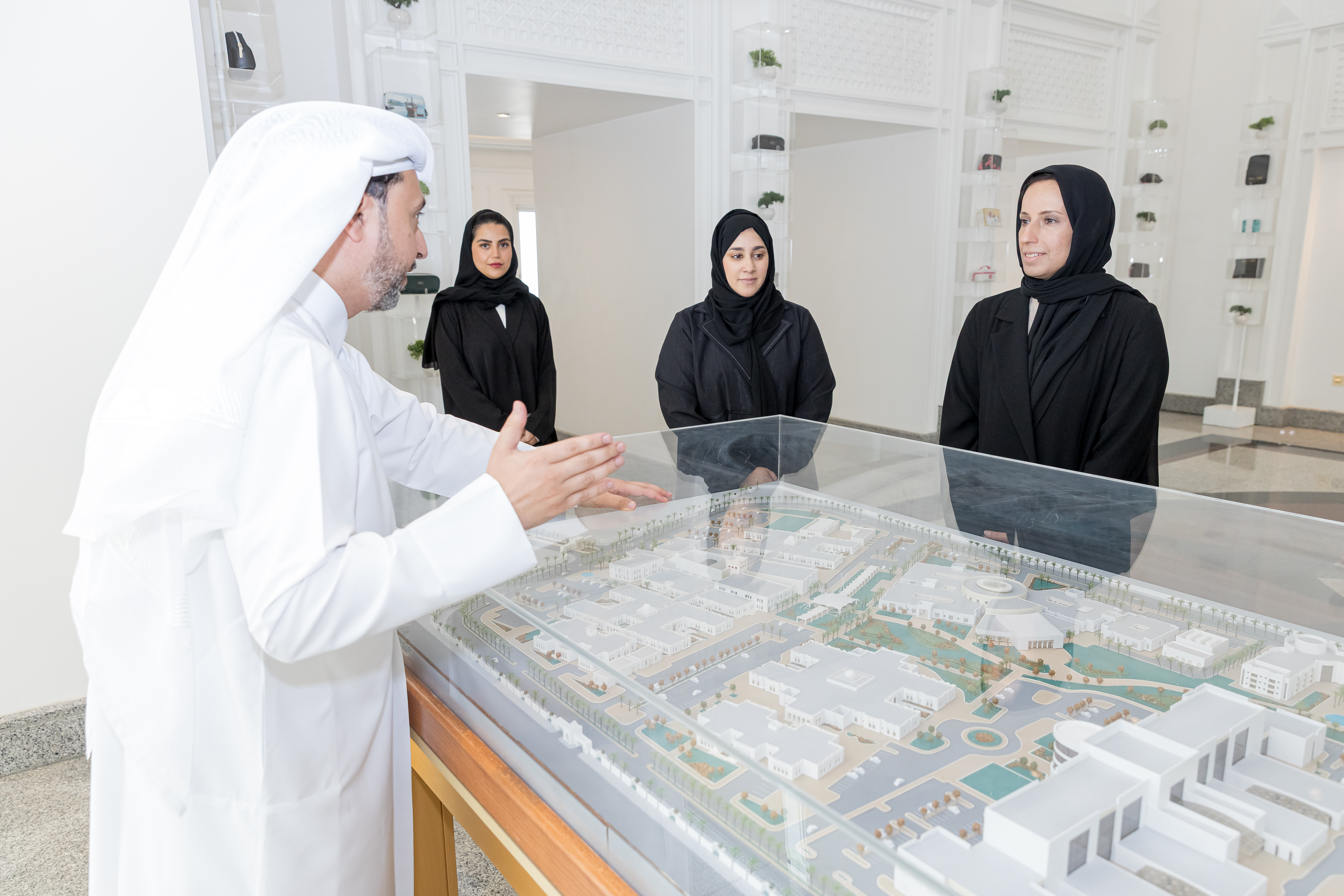 سعادة السيدة بثينة بنت علي الجبر النعيمي - وزير التنمية الاجتماعية والأسرة - في زيارة استطلاعية لمركز  الشفلح للأشخاص ذوي الإعاقة.