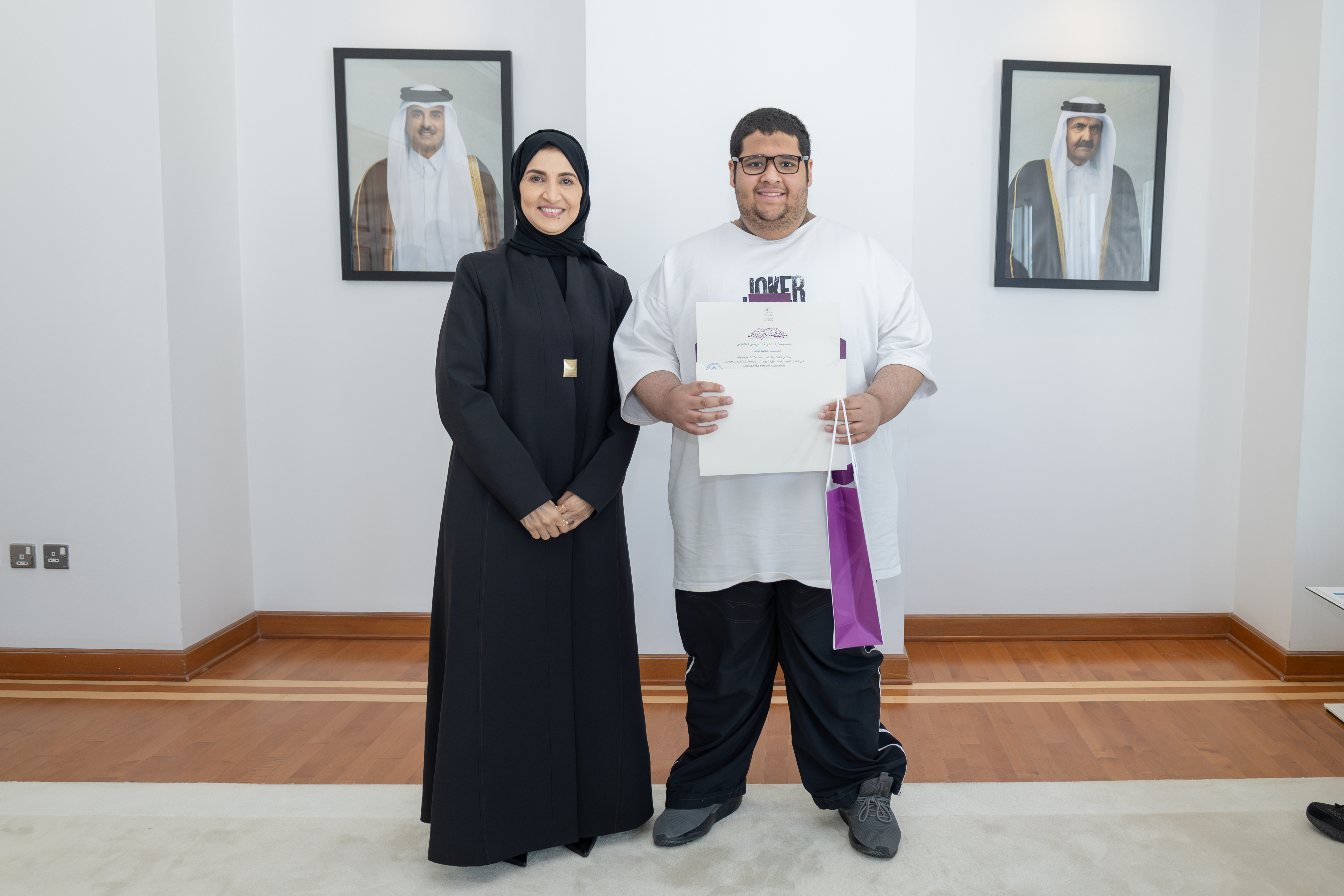 كرمت السيدة/ فاطمة الساعدي، المدير التنفيذي لمركز الشفلح للأشخاص ذوي الإعاقة، المنتسبين المشاركين في أداء/ عرض حفل التخرج.