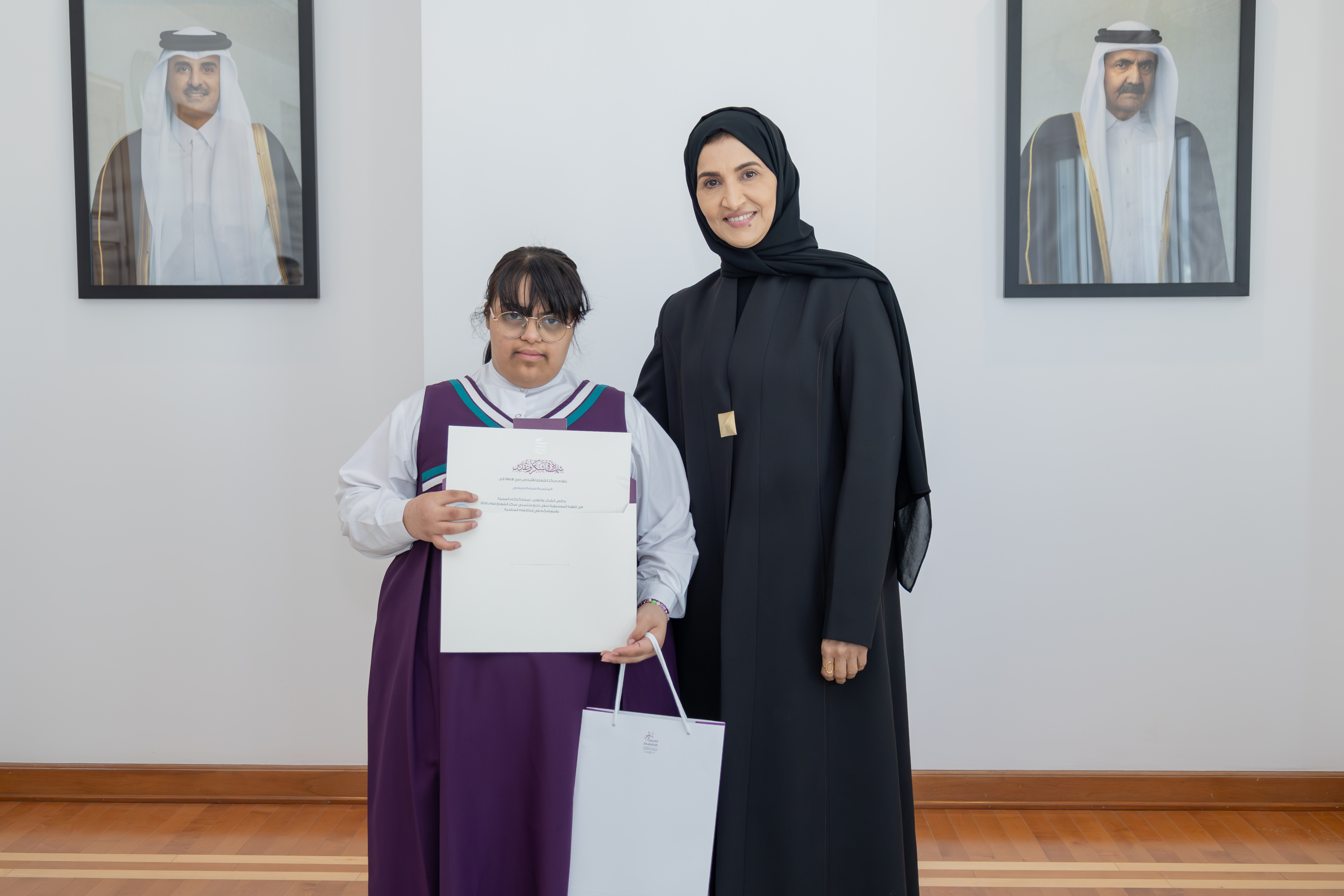 كرمت السيدة/ فاطمة الساعدي، المدير التنفيذي لمركز الشفلح للأشخاص ذوي الإعاقة، المنتسبين المشاركين في أداء/ عرض حفل التخرج.