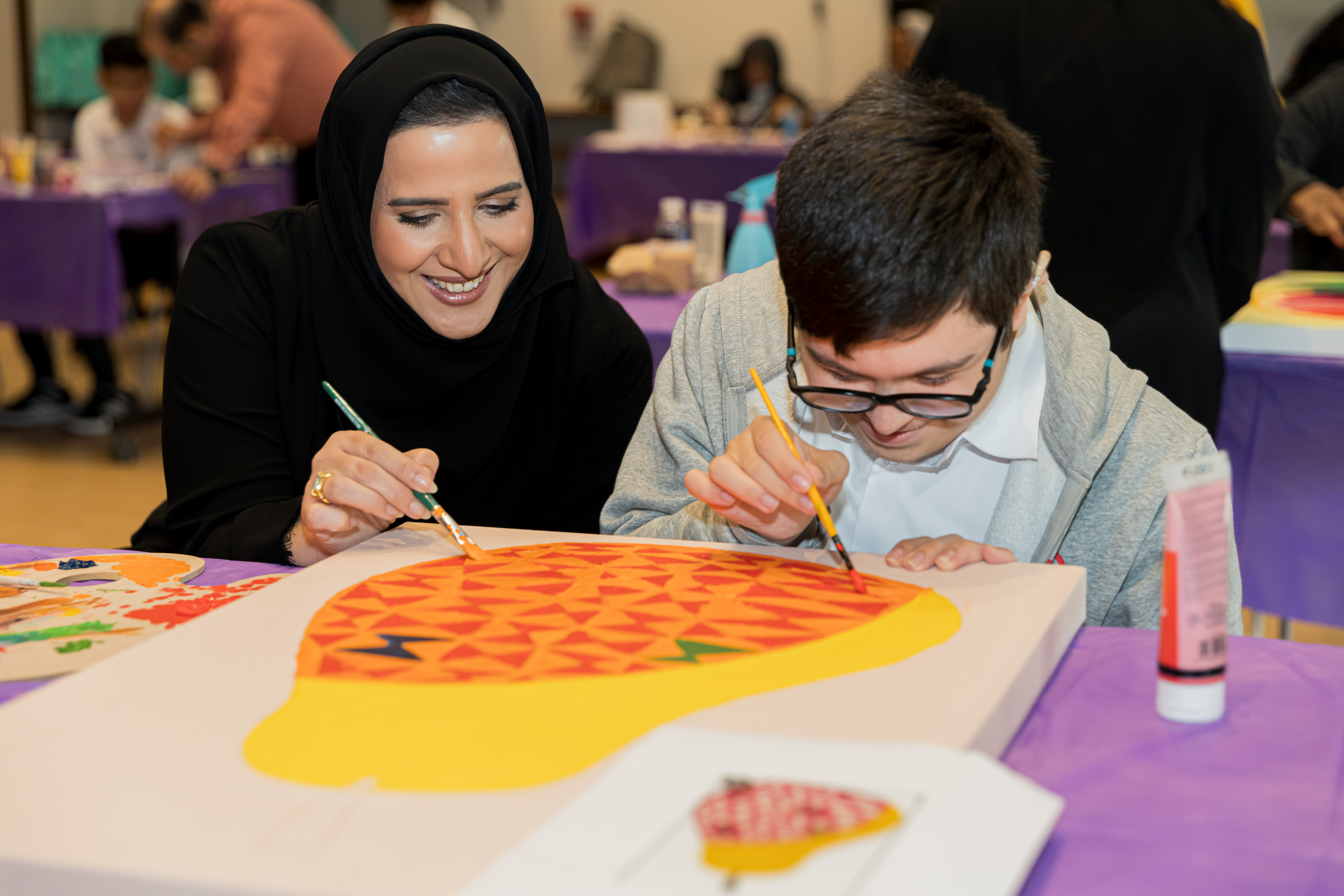 نظم مركز الشفلح للأشخاص ذوي الإعاقة بالتعاون مع وزارة الصحة - إدارة سلامة الغذاء، ورشة فنية بعنوان "الرسم من أجل سلامة الغذاء".