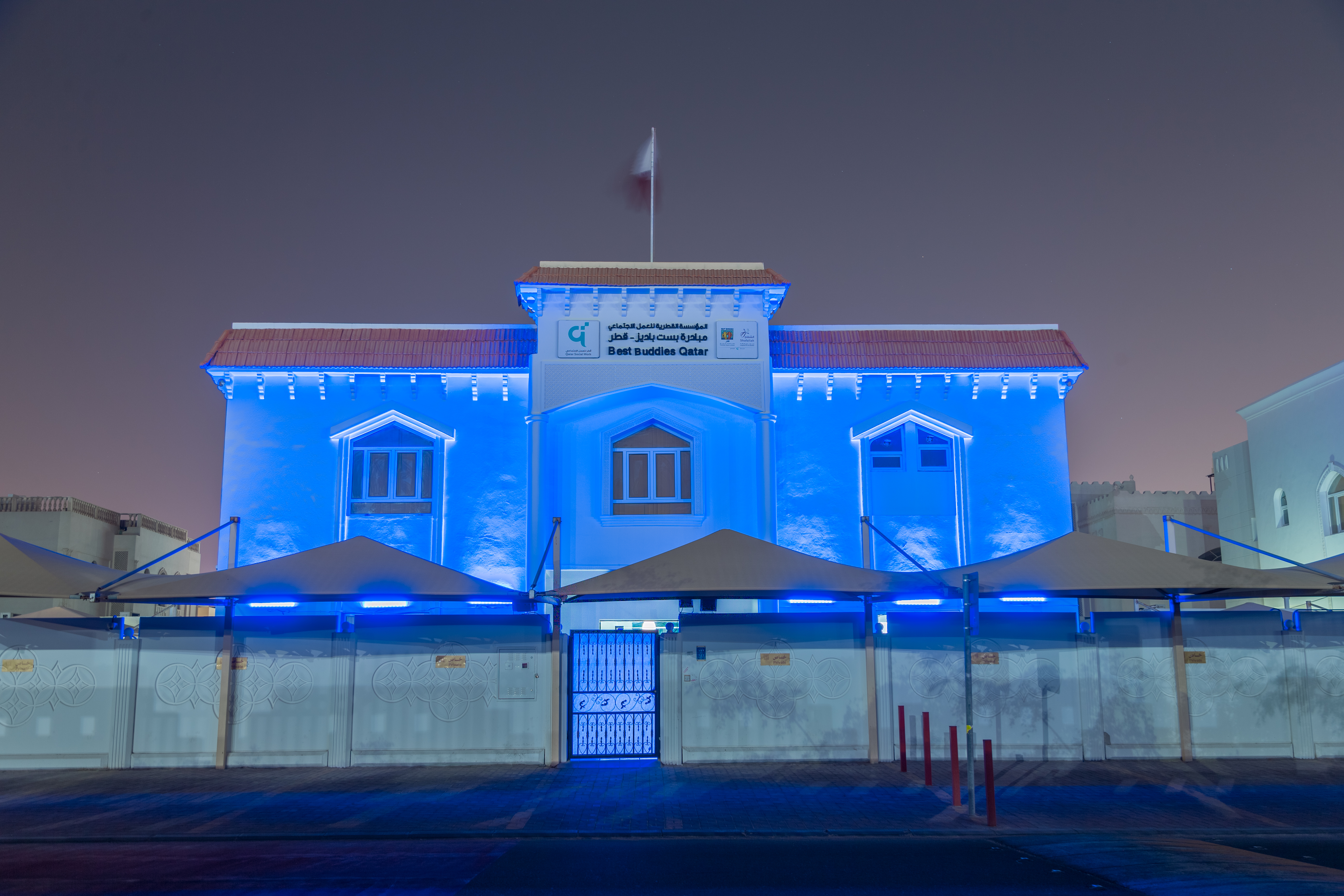 اضاءة المباني باللون الازرق - اليوم العالمي للتوحد 01