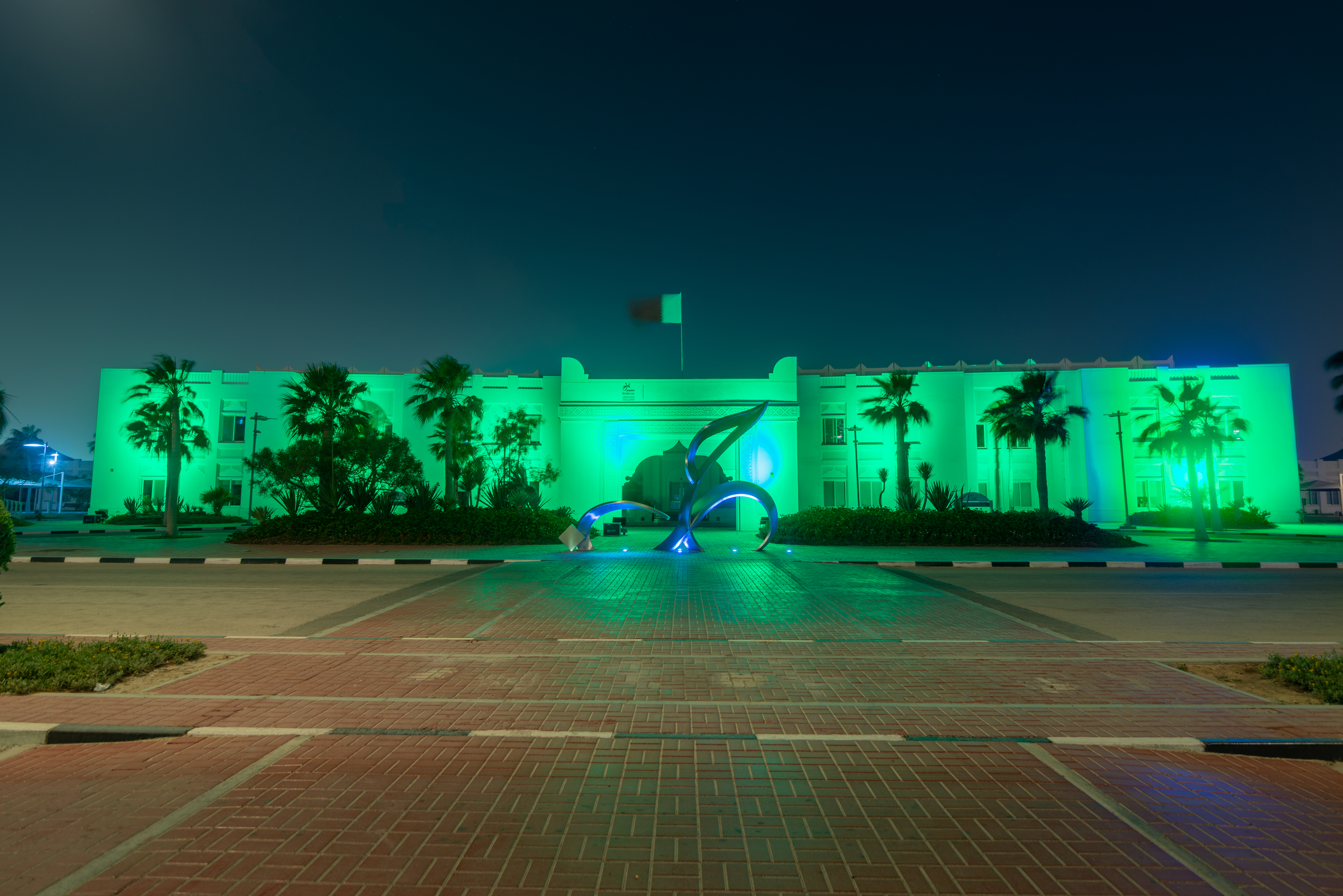 تزامناً مع يوم الأسرة في قطر، أضاء مركز الشفلح للأشخاص ذوي الإعاقة مبناه باللون الأخضر.