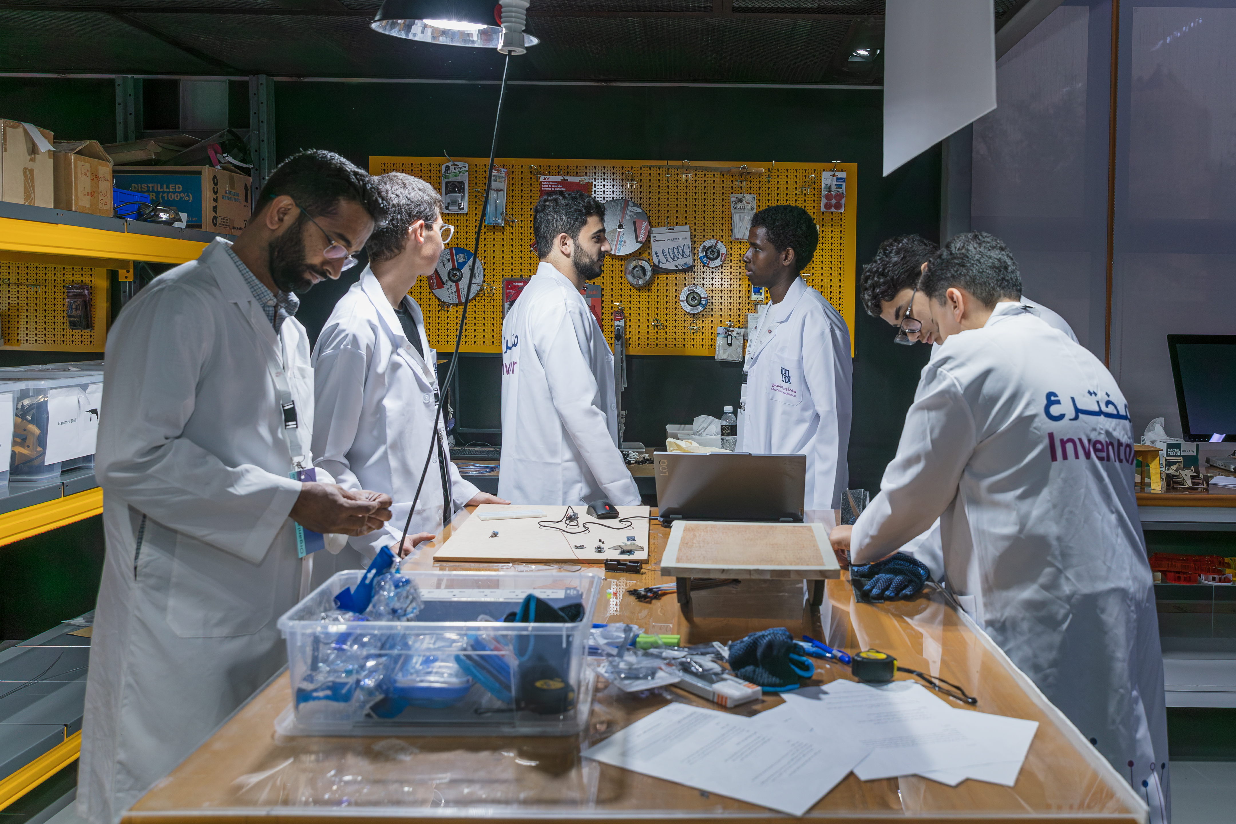 اليوم الثاني: بدأت الفرق رحلة الابتكار والتطوير. 