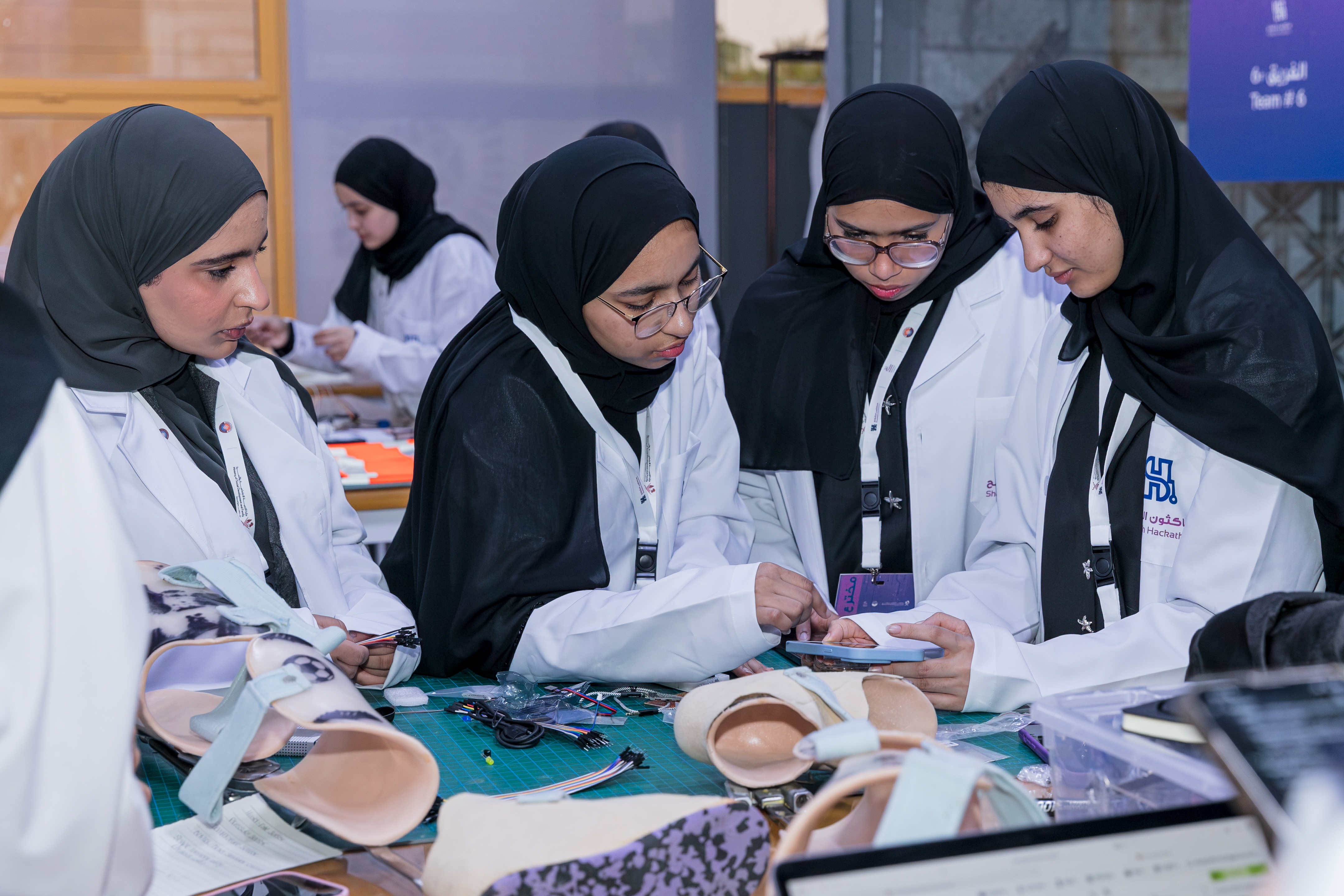 اليوم الثالث: تواصل الفريق المشاركة ابتكاراتها خلال هاكثون الشفلح بروح من الحماس والتحدي.