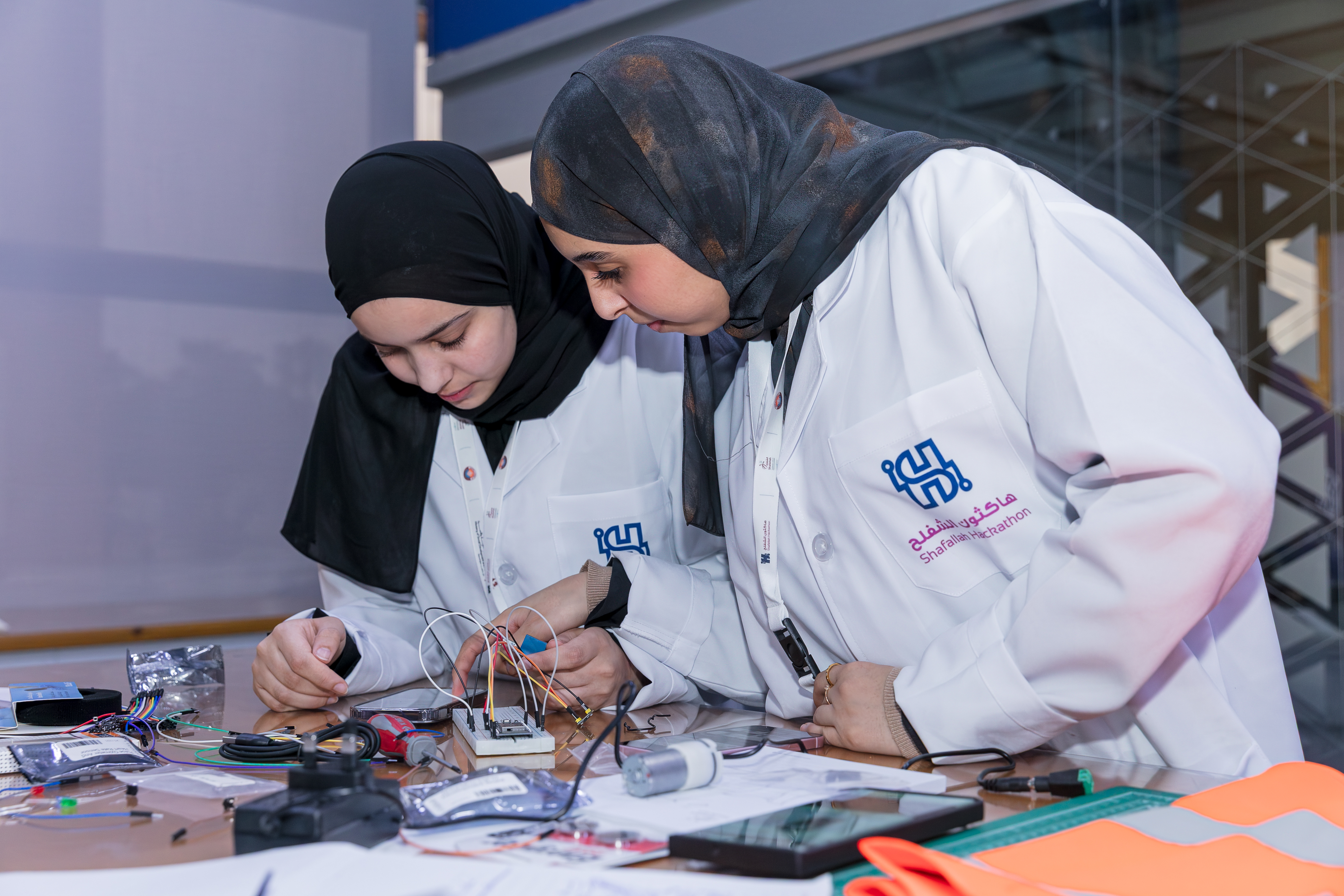 اليوم الثاني: بدأت الفرق رحلة الابتكار والتطوير. 