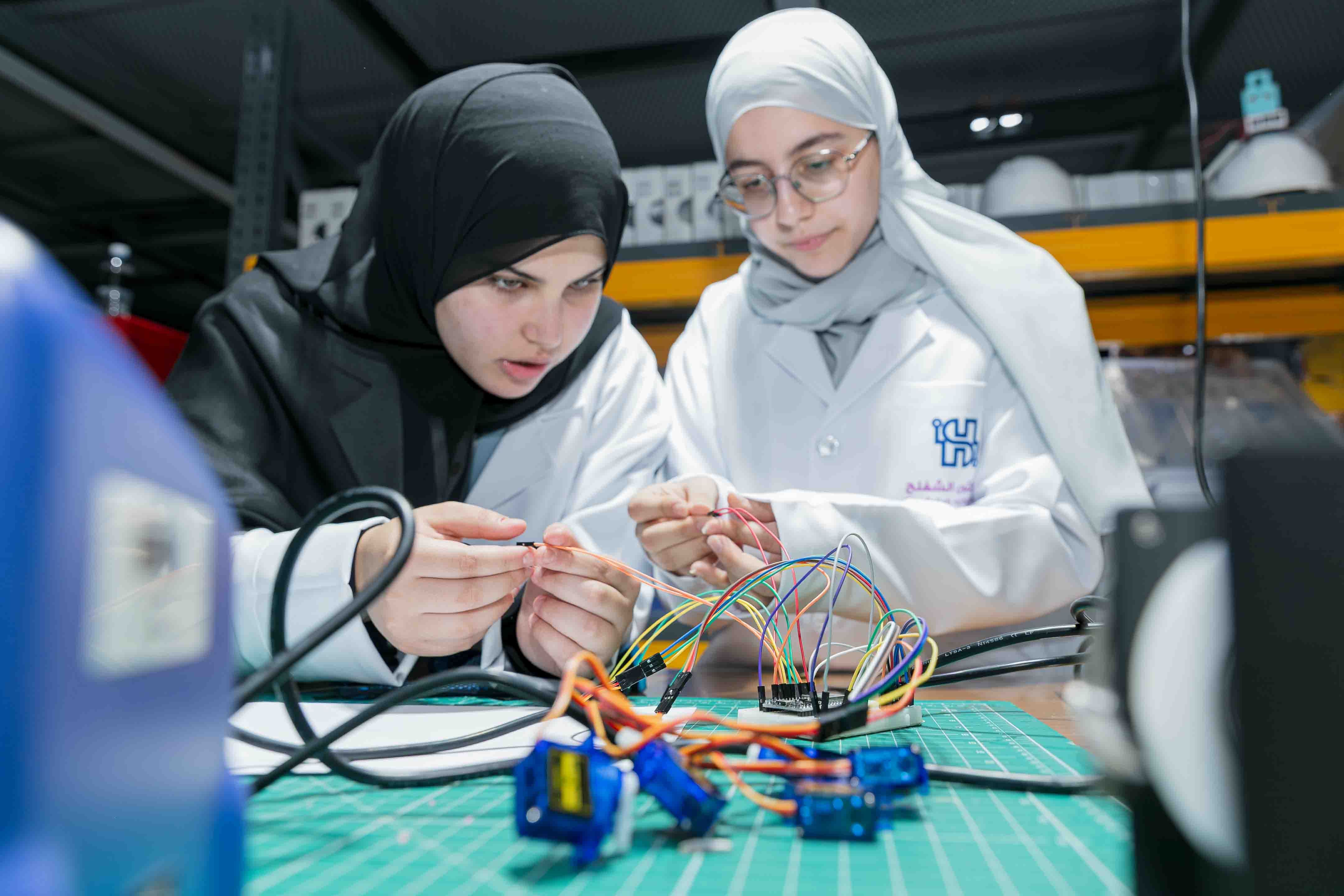 اليوم الثالث: تواصل الفريق المشاركة ابتكاراتها خلال هاكثون الشفلح بروح من الحماس والتحدي.