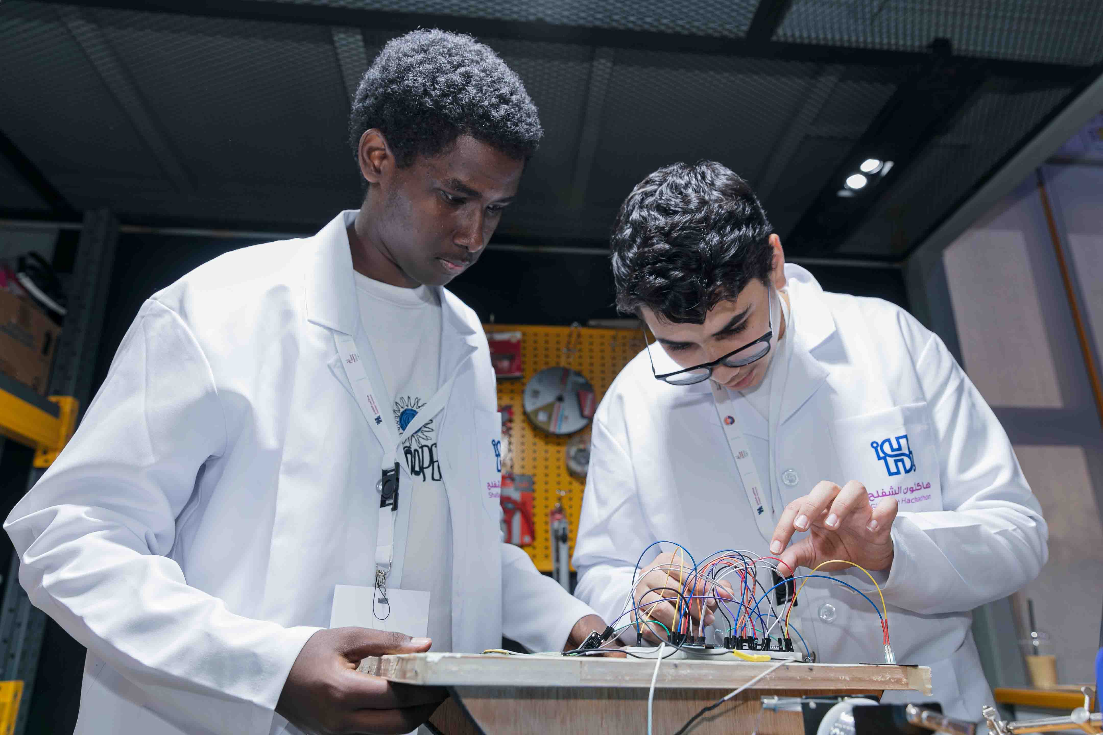 اليوم الثالث: تواصل الفريق المشاركة ابتكاراتها خلال هاكثون الشفلح بروح من الحماس والتحدي.