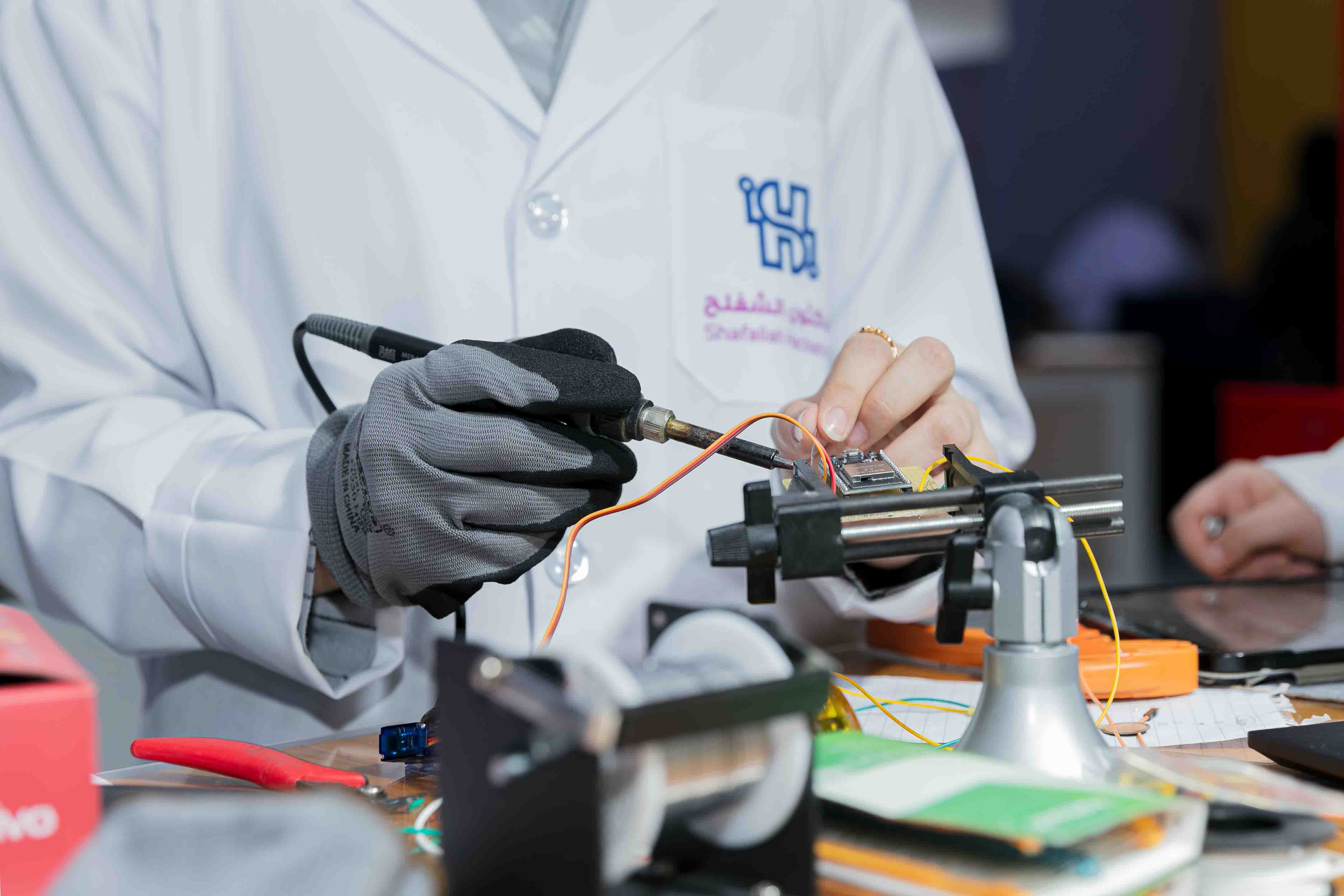 اليوم الثالث: تواصل الفريق المشاركة ابتكاراتها خلال هاكثون الشفلح بروح من الحماس والتحدي.