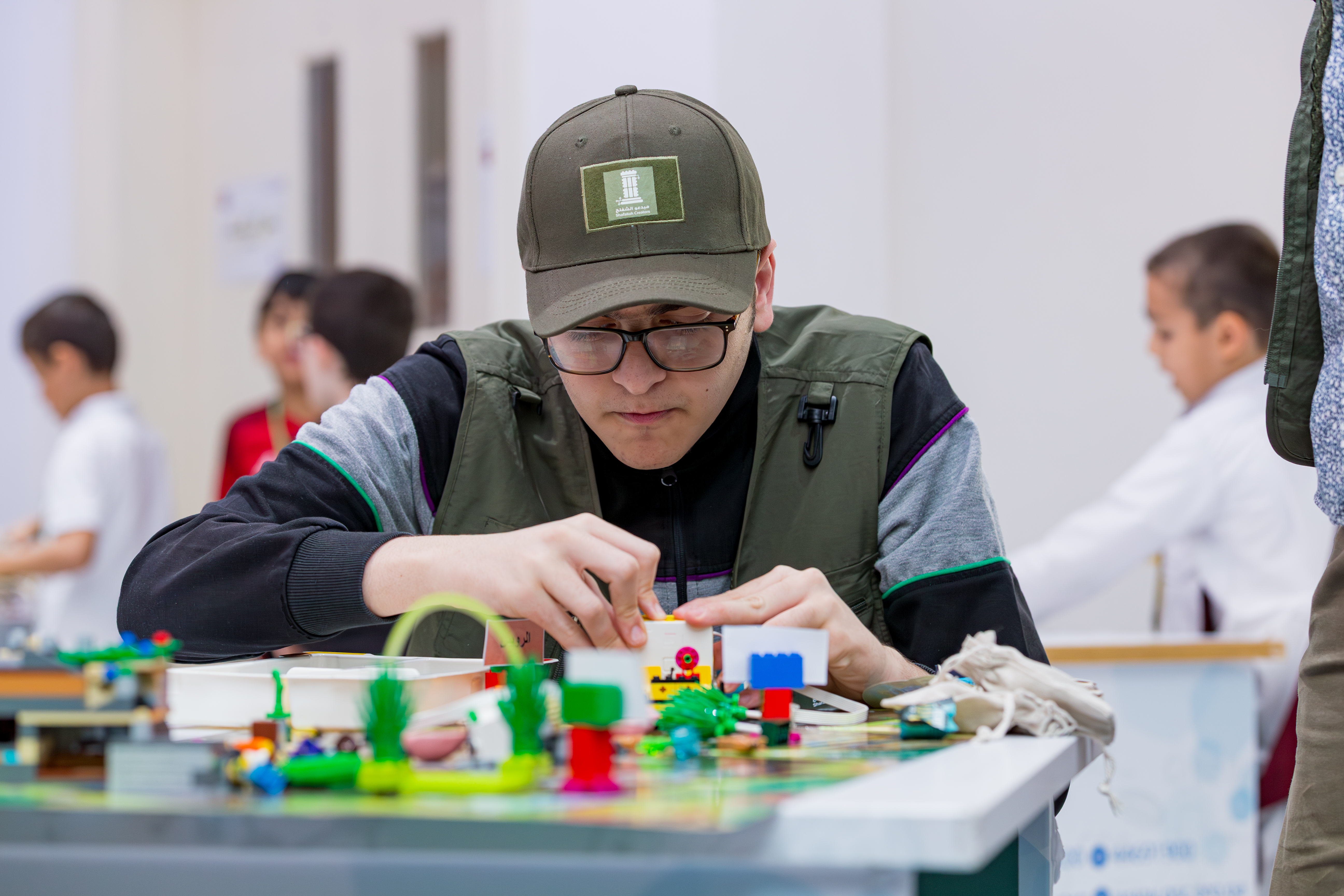 مشاهد تختصر رحلة تعلم، تعاون، واكتشاف تجربة مسابقة الروبوت شكّلت مساحة حقيقية لإبراز قدرات منتسبي مركز الشفلح وتعزيز دمجهم في التجارب التعليمية والمجتمعية.