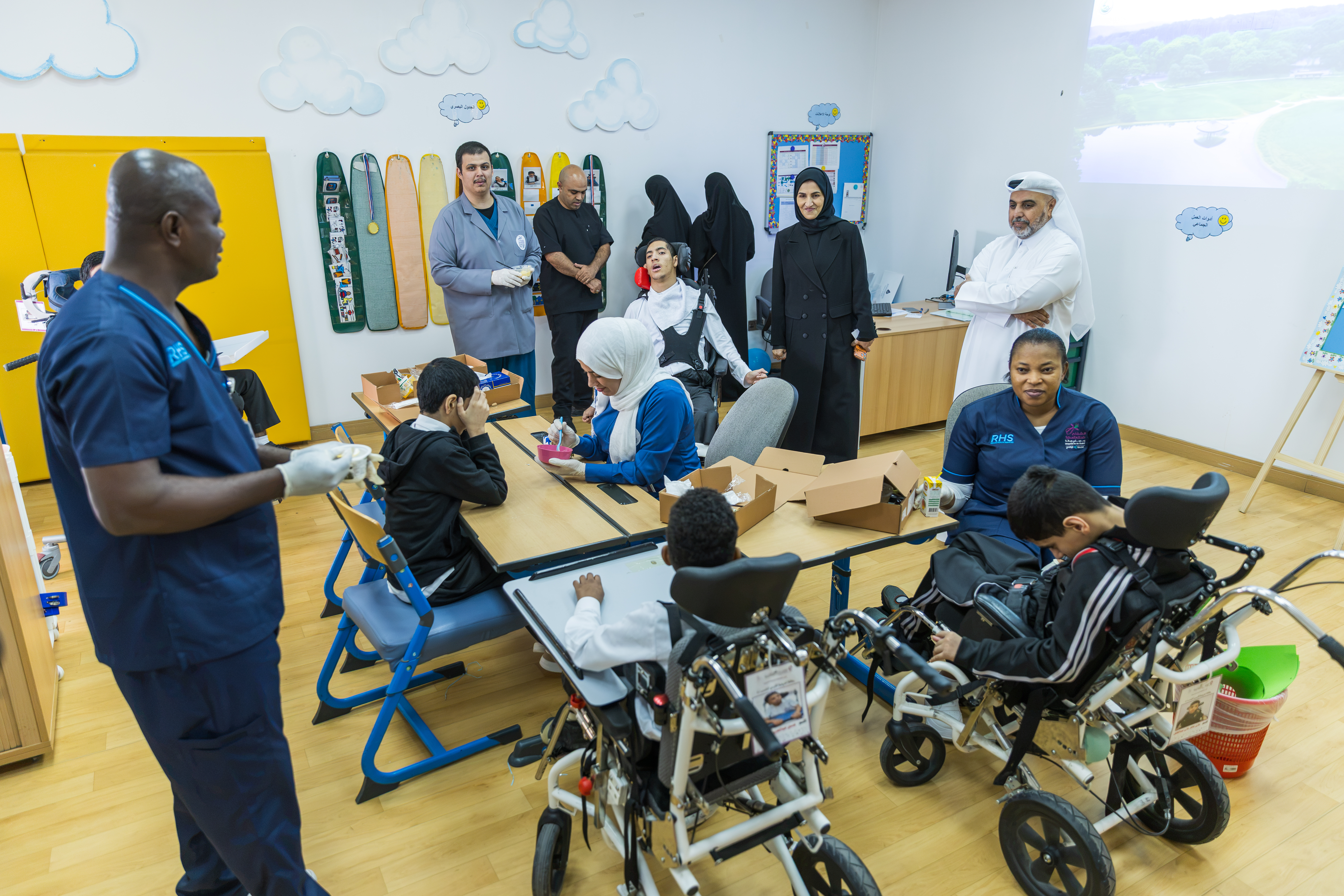 حضور الرئيس التنفيذي للمؤسسة القطرية للعمل الاجتماعي، والمدير التنفيذي لمركز الشفلح للأشخاص ذوي الإعاقة، استقبل المركز منتسبيه في أول أيام العام الدراسي الجديد