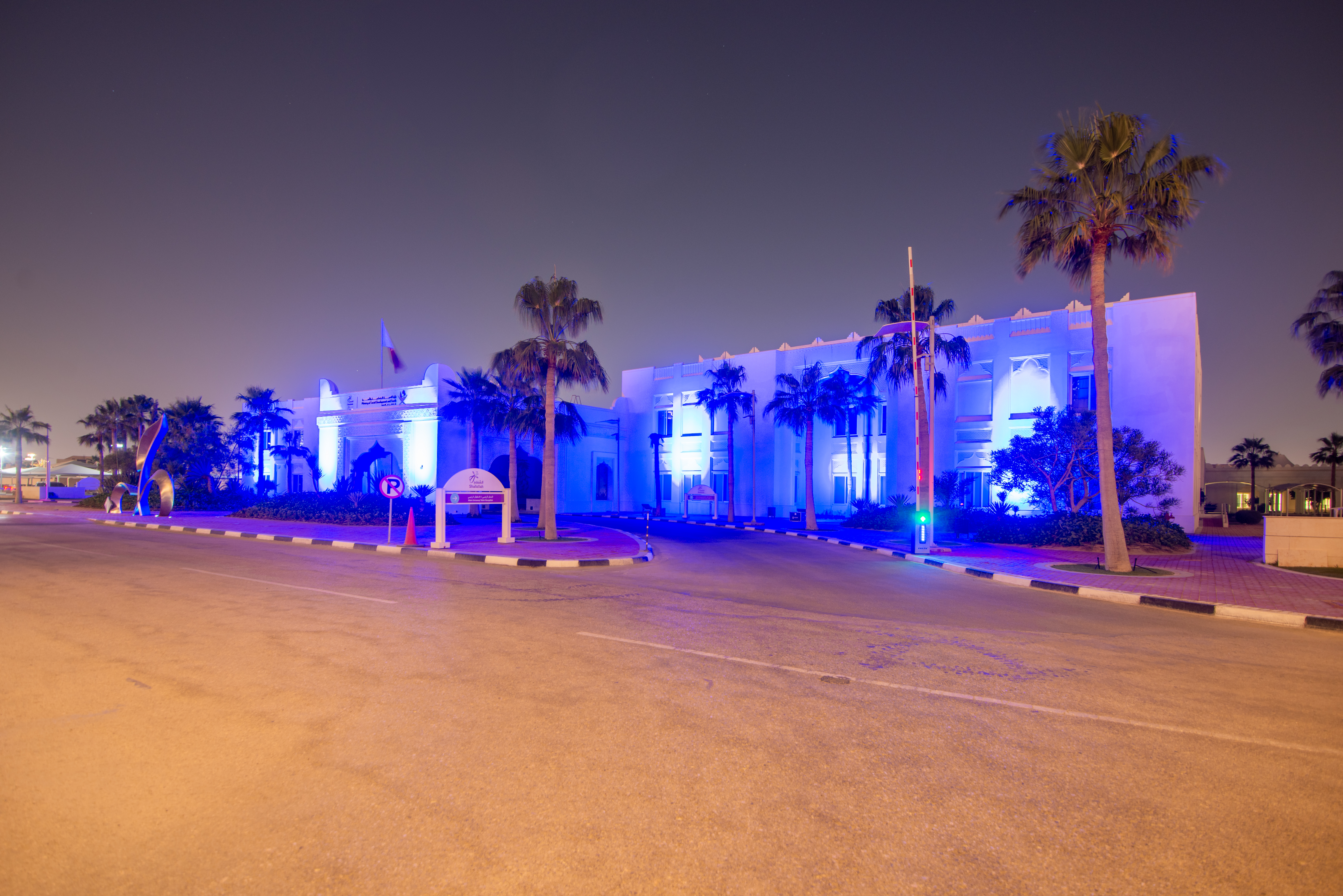 في اليوم العالمي للتوعية بالتوحد، أضاءت قطر مبانيها باللون اللأزرق